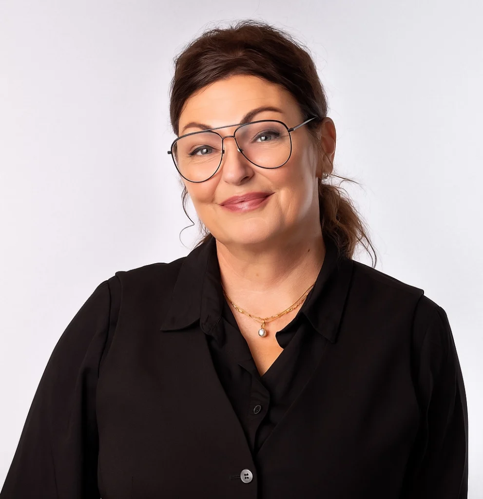 Susanne ler glatt mot kameran